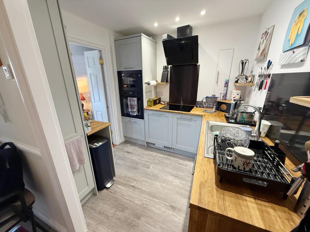 Lot: 139 - TOWN CENTRE FLAT FOR INVESTMENT OR OCCUPATION - Kitchen of flat